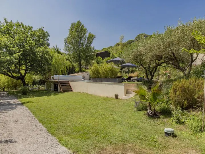 La pelouse — Villa Castellas