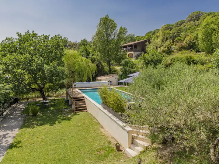 Pelouse et piscine — Villa Castellas