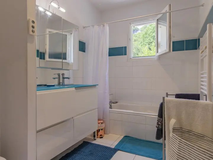 Salle de bains bleue — Villa Castellas
