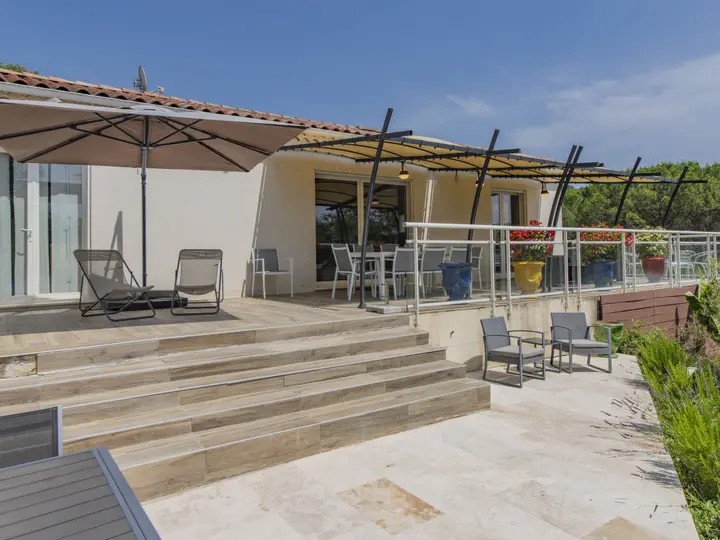 Terrasse côté cuisine d'été — Villa Castellas