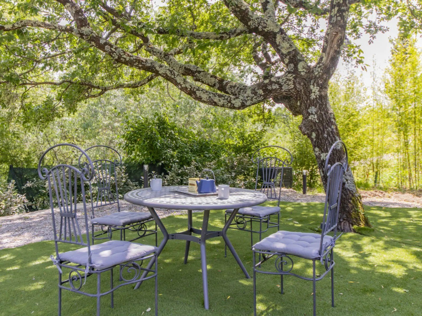 Salon de jardin sous le chêne — Villa Castellas
