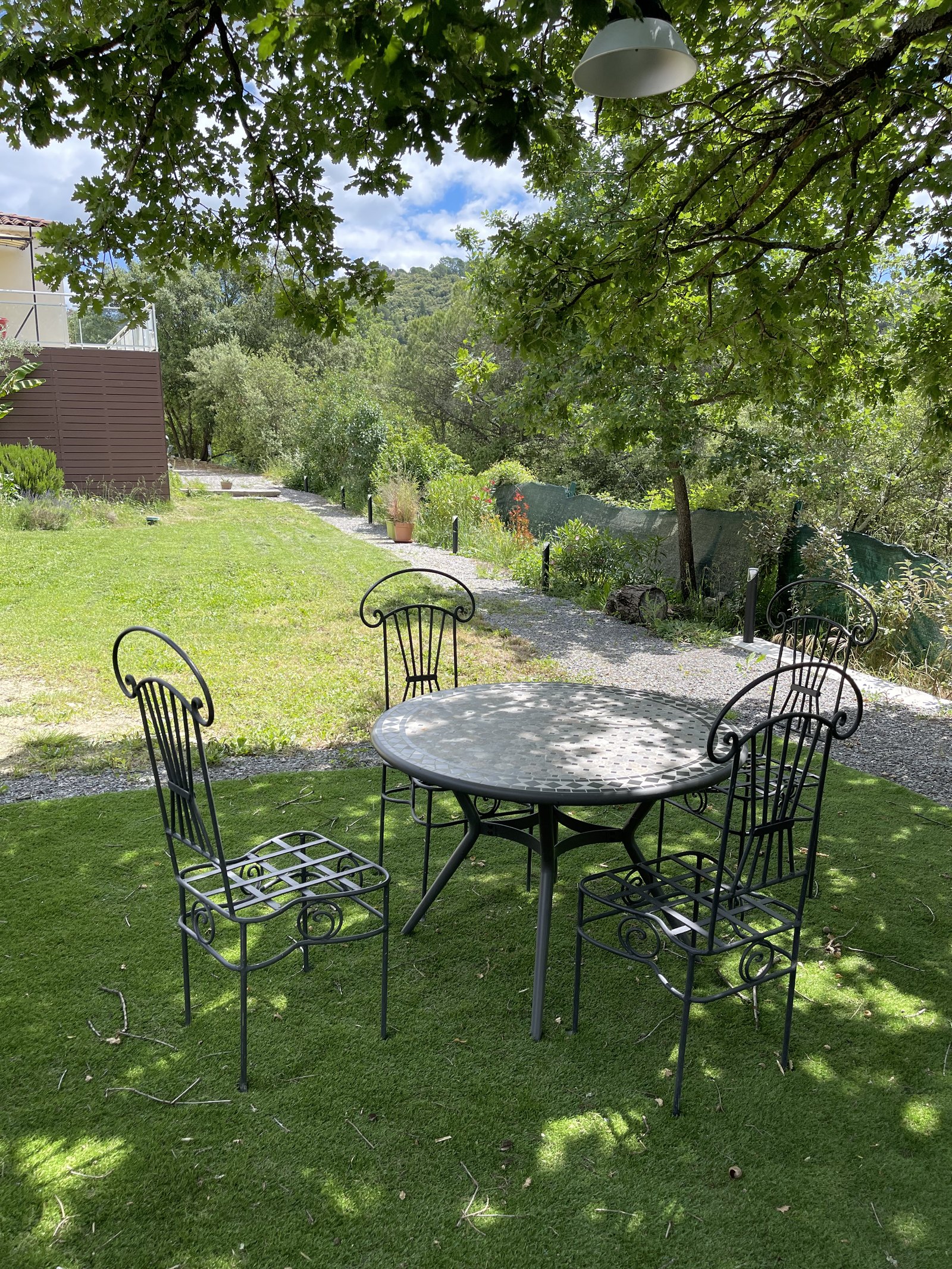 Coin détente sous le chêne — Villa Castellas